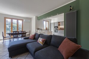 TV, fireplace - Villa 'Lepre - Come To The Silence' with Private Garden, Wi-Fi and Air Conditioning (Casarza Ligure)