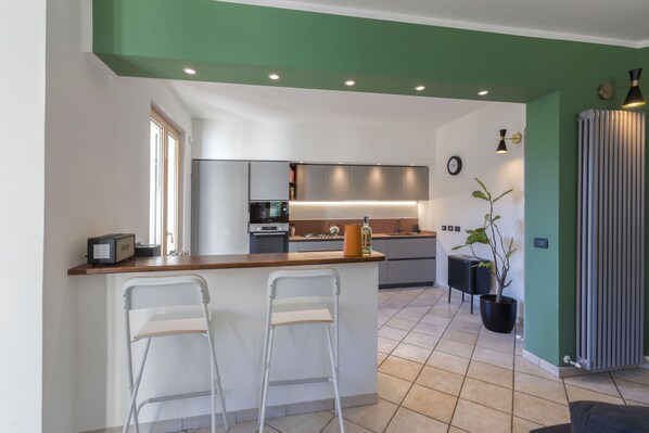 Fridge, microwave, oven, stovetop