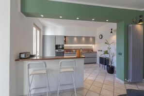 Fridge, microwave, oven, stovetop - Villa 'Lepre - Come To The Silence' with Private Garden, Wi-Fi and Air Conditioning (Casarza Ligure)