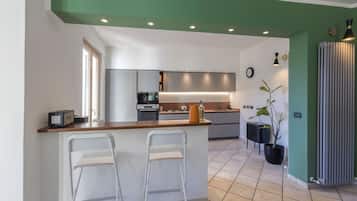 KĂŒhlschrank, Mikrowelle, Ofen, Herdplatte