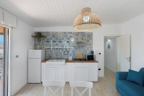 冷蔵庫、電子レンジ、コンロ、調理器具と食器