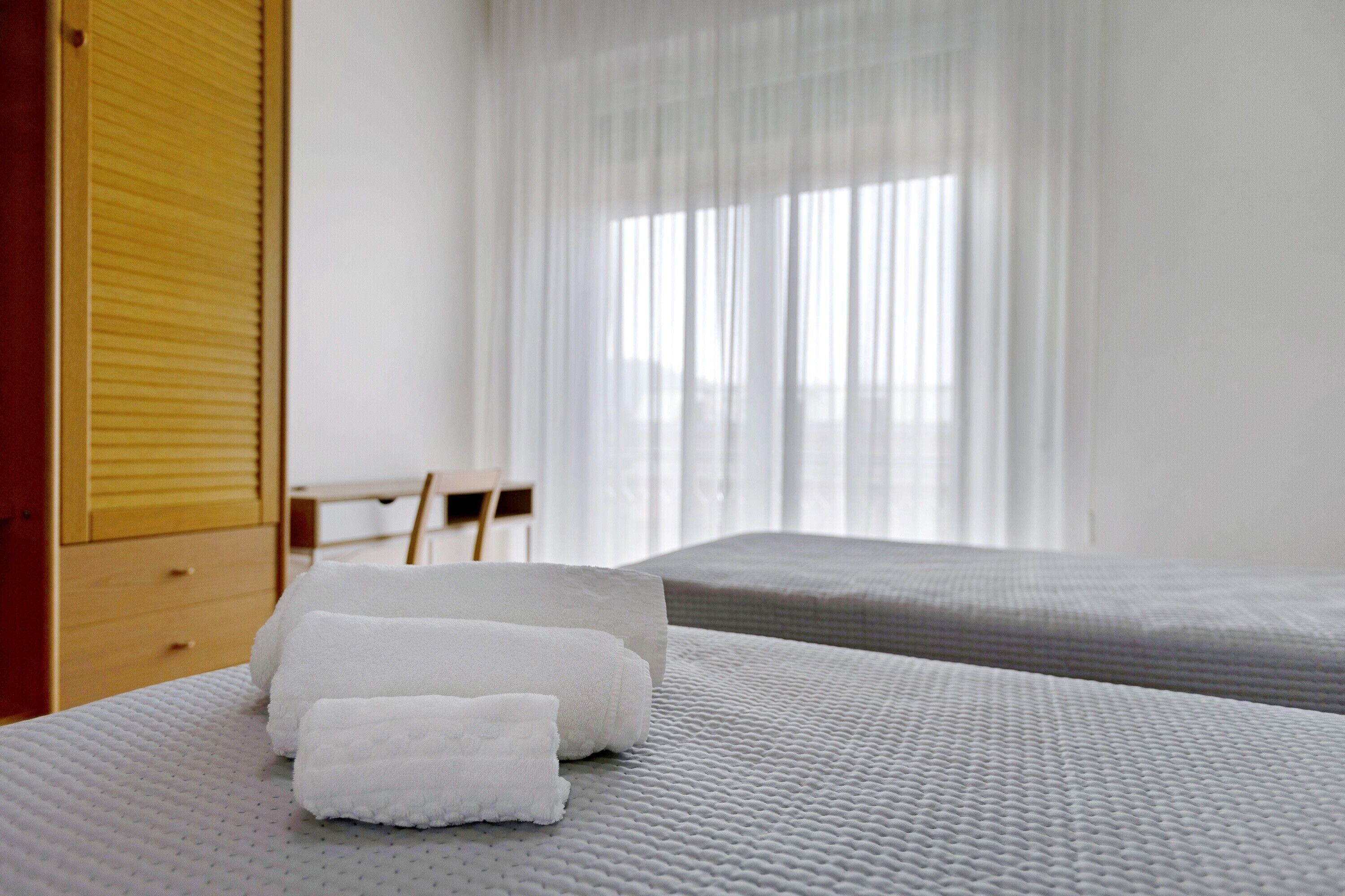 2 habitaciones, tabla de planchar con plancha y wifi gratis 