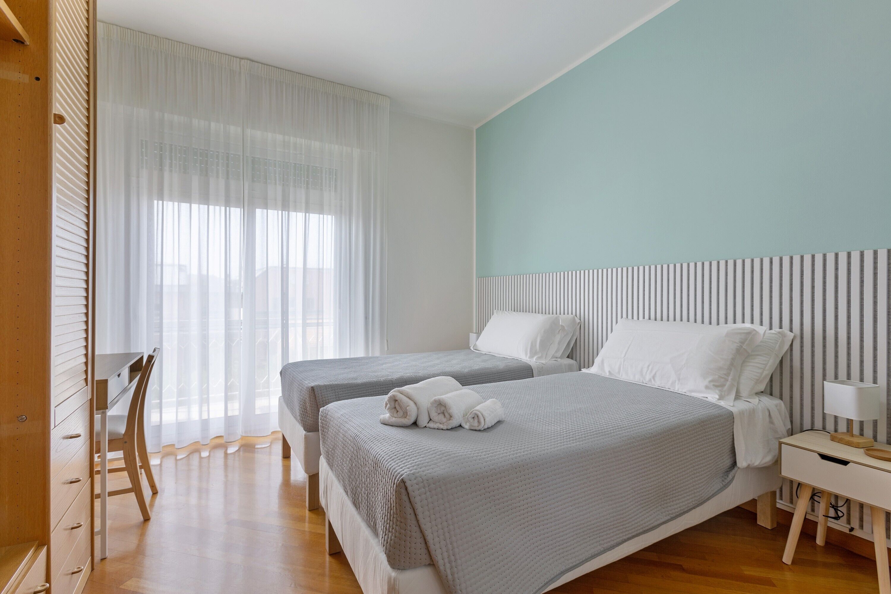 2 室のベッドルーム、アイロン / アイロン台、WiFi (無料)、ベッドシーツ