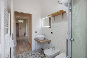 Dusj, hårføner og håndklær