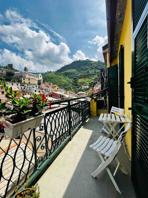Outdoor dining - Apartment 'La Terrazza Di Vernazza' with Balcony and Wi-Fi (Vernazza)