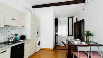 Refrigerador, horno, parrilla de estufa y cafetera y tetera