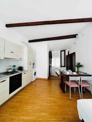 Fridge, oven, stovetop, coffee/tea maker - Apartment 'La Terrazza Di Vernazza' with Balcony and Wi-Fi (Vernazza)