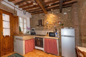 ثلاجة، ميكروويف، فرن، موقد طهي مسطح