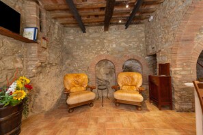 Interior - Apartment 'Antica Tuscany' with Private Garden, Wi-Fi and Air Conditioning (Chianni)