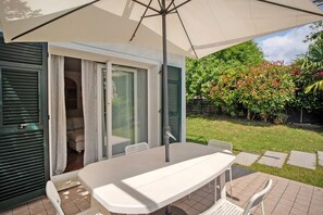 Outdoor dining - Apartment 'Avocado' with Shared Pool, Wi-Fi and Air Conditioning (Diano Castello)
