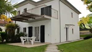 Exterior - Apartment 'Avocado' with Shared Pool, Wi-Fi and Air Conditioning (Diano Castello)