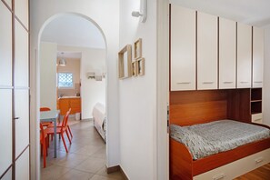 2 bedrooms, iron/ironing board, free WiFi, bed sheets - Apartment 'Max' with Sea View, Wi-Fi and Air Conditioning (Diano Castello)