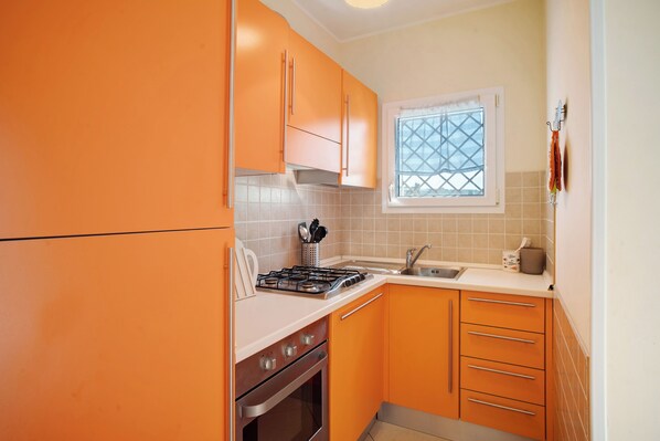 ثلاجة، فرن، موقد طهي مسطح، غسالة أطباق