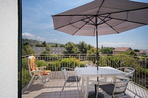 Outdoor dining - Apartment 'Max' with Sea View, Wi-Fi and Air Conditioning (Diano Castello)