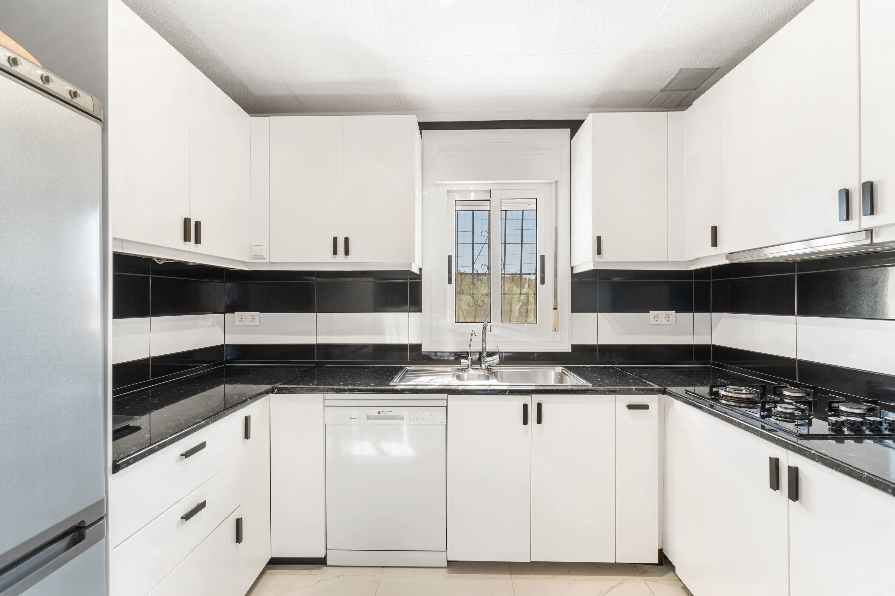 Kühlschrank, Mikrowelle, Ofen, Geschirrspüler