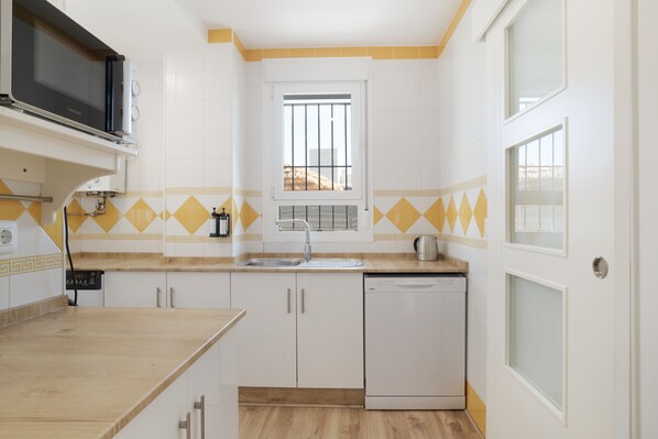 Kühlschrank, Mikrowelle, Herdplatte, Geschirrspüler