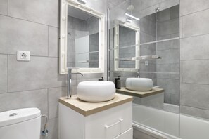 Douche, séchoir à cheveux, serviettes fournies