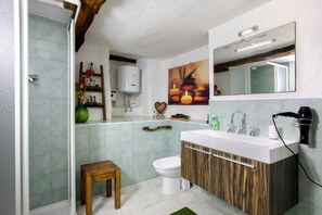 Shower, hair dryer, towels