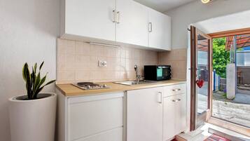 Fridge, oven, stovetop, coffee/tea maker