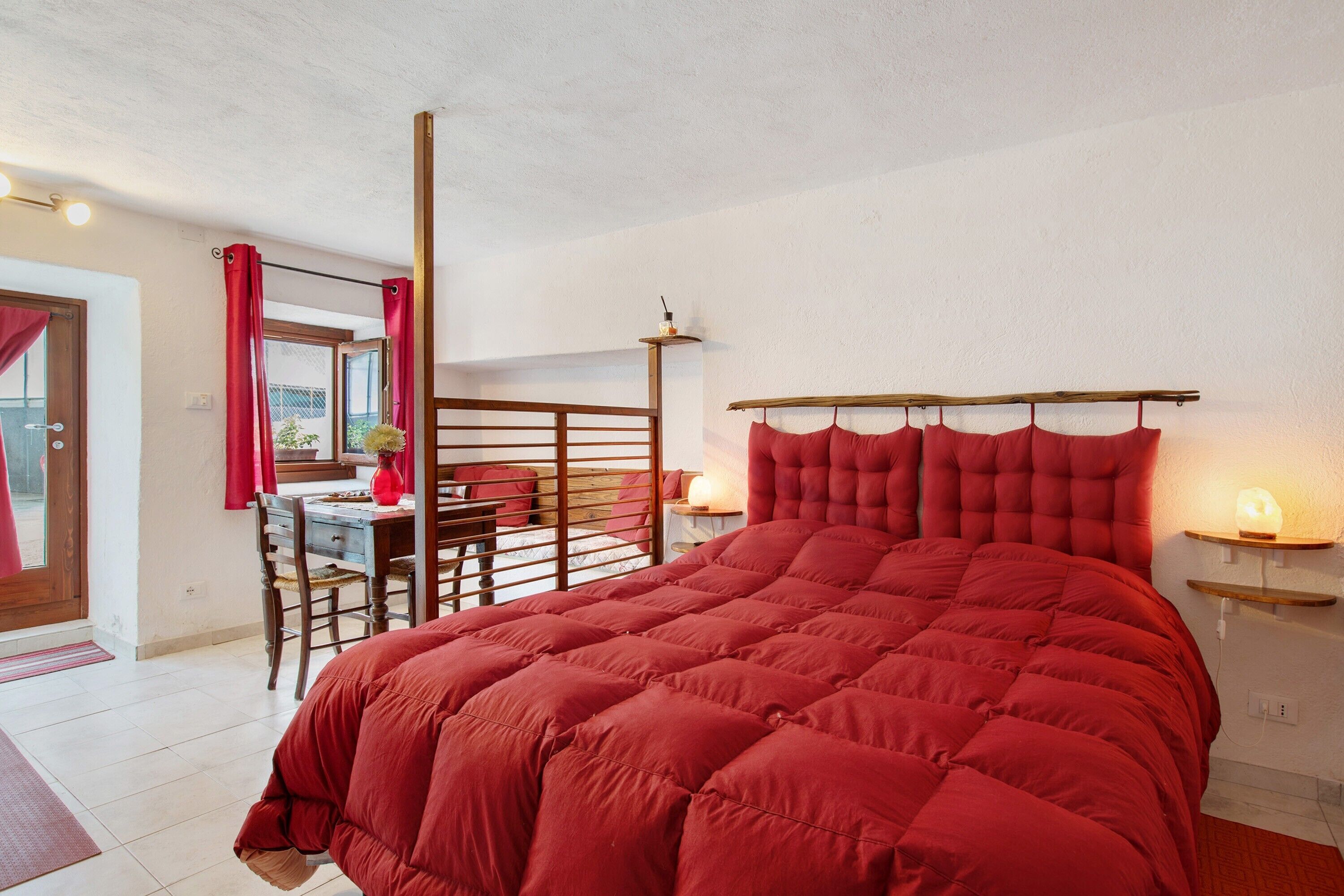 Iron/ironing board, bed sheets