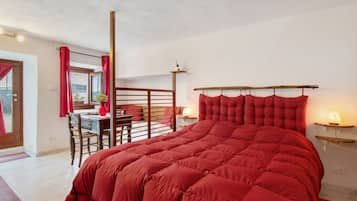 Iron/ironing board, bed sheets