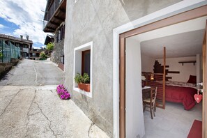 Tabla de planchar con plancha y ropa de cama 