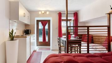 Iron/ironing board, bed sheets