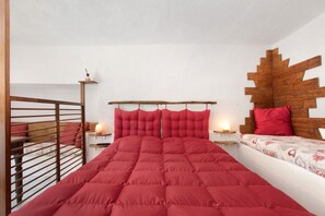 Tabla de planchar con plancha y ropa de cama 