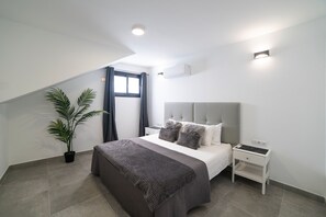 5 bedrooms, iron/ironing board, free WiFi, bed sheets