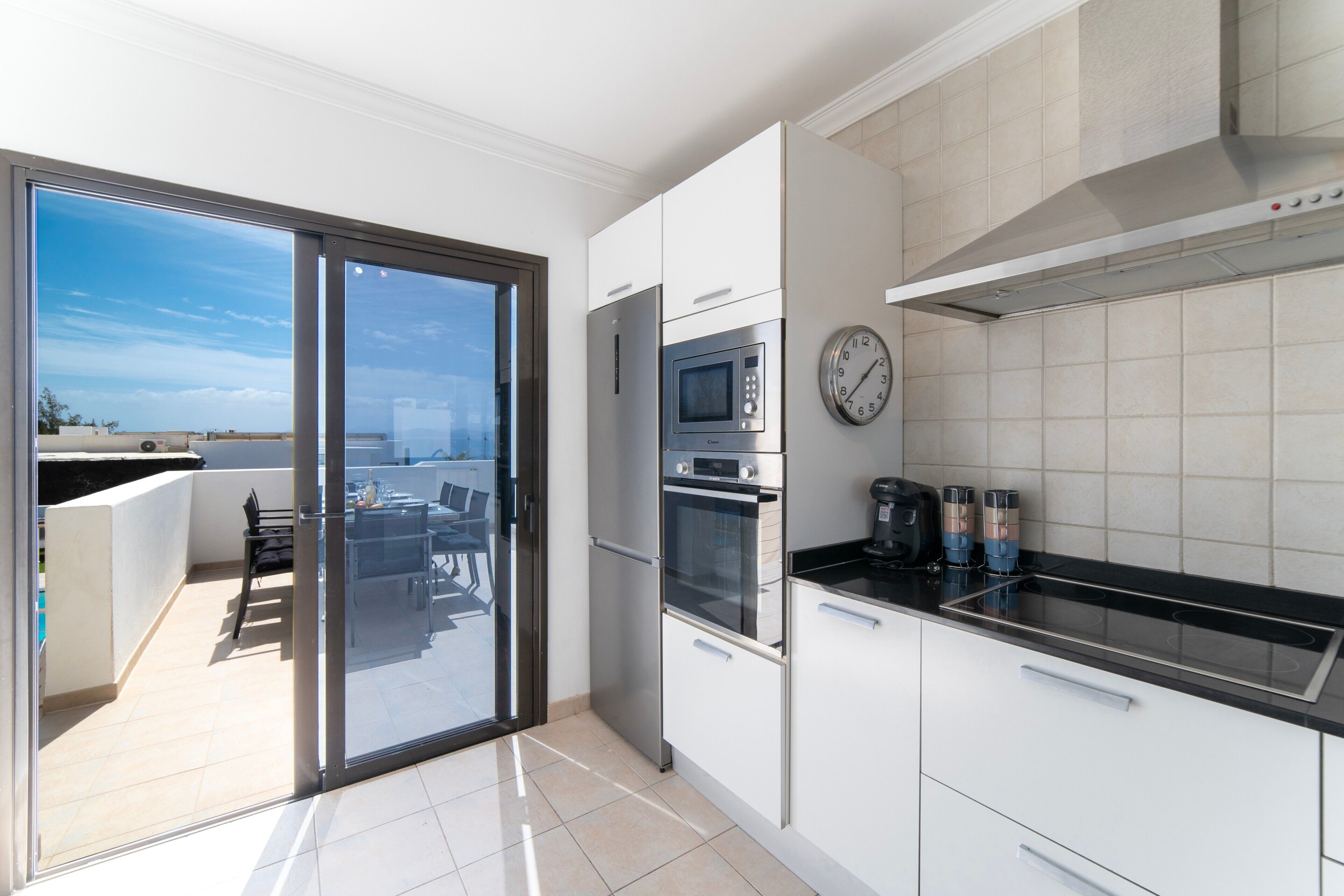 Een koelkast, een magnetron, een oven, een kookplaat