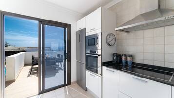 Een koelkast, een magnetron, een oven, een kookplaat