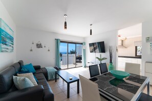 TV, table tennis - Vacation Villa 'Velero' with Sea View, Wi-Fi and Air Conditioning (Playa Blanca)