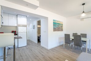 Dining - Apartment 'Boliche' with Shared Pool, Wi-Fi and Air Conditioning (Alicante (Alacant))