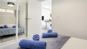 1 habitación, tabla de planchar con plancha, wifi gratis y ropa de cama