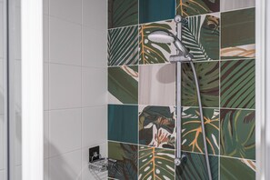 Shower, hair dryer, towels - Room 'Chambre Verte' with Private Terrace, Wi-Fi and Air Conditioning (Chozeau)