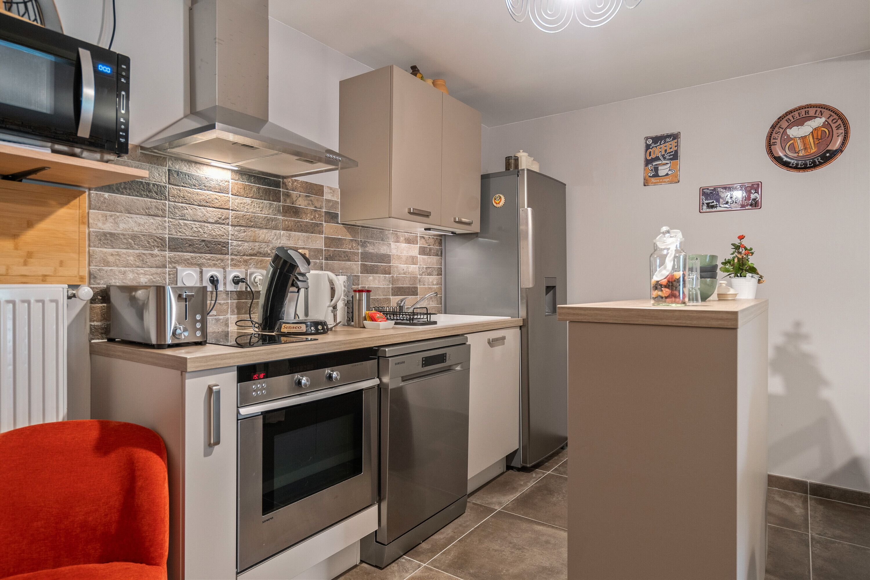 Een koelkast, een microgolfoven, een oven, een kookplaat