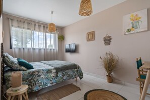 1 bedroom, free WiFi, bed sheets - Room 'Chambre Verte' with Private Terrace, Wi-Fi and Air Conditioning (Chozeau)