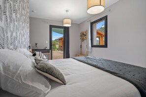 1 bedroom, free WiFi, bed sheets - Room 'Chambre Graphique' with Private Terrace, Wi-Fi and Air Conditioning (Chozeau)