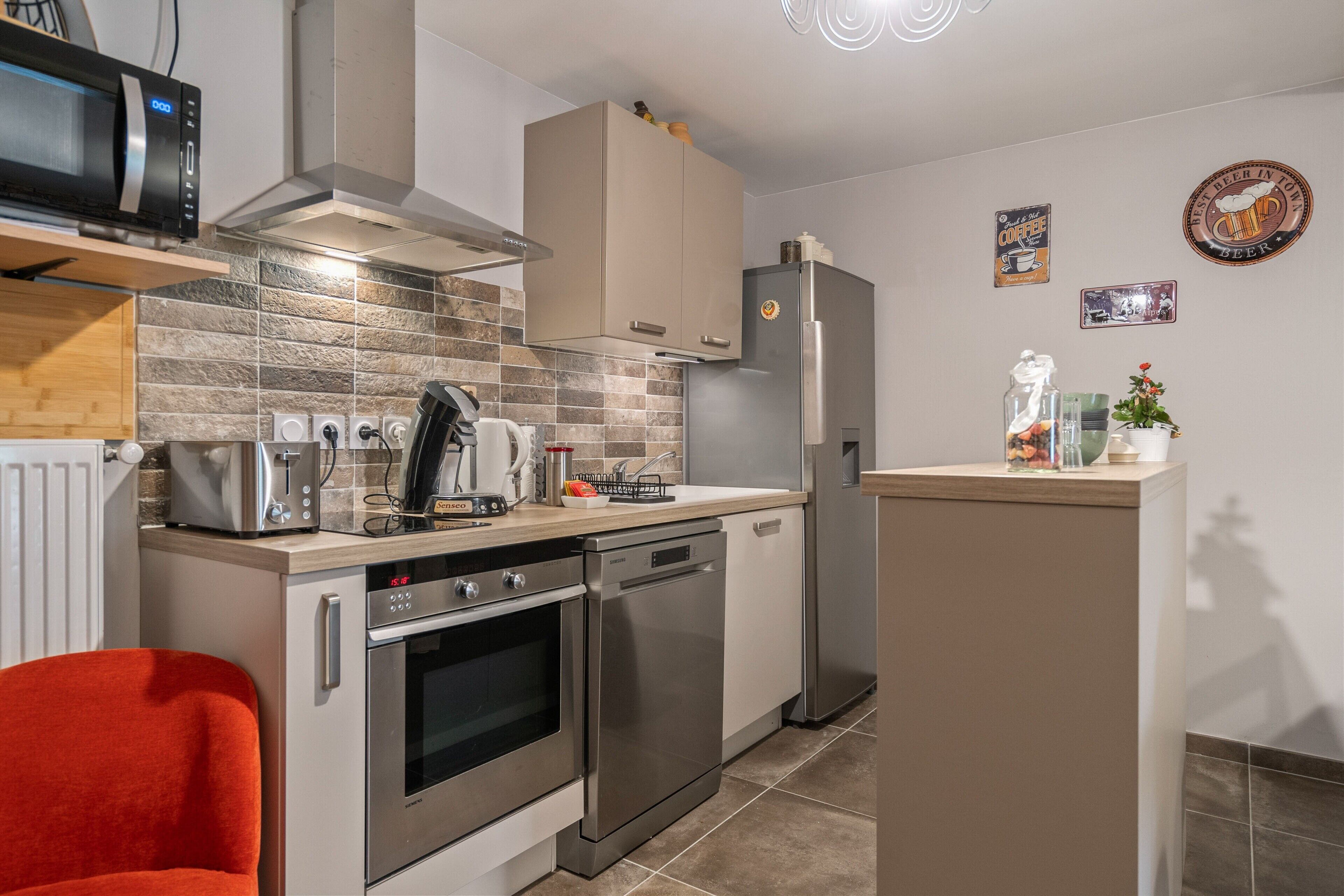 Réfrigérateur, micro-ondes, four, plaque de cuisson