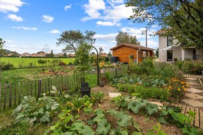 Property grounds - Room 'Chambre Graphique' with Private Terrace, Wi-Fi and Air Conditioning (Chozeau)