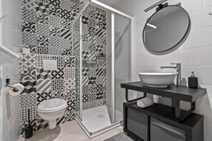 Regadera, secadora de cabello, toallas 