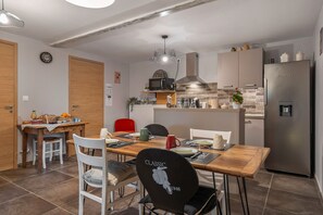 Dining - Guesthouse 'Graphique' with Mountain View, Wi-Fi and Air Conditioning (Chozeau)