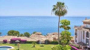 A coastal hotel with a pool, palm trees, and a view of the sea. - Apartment 'Balcón Del Mar' with Sea Views, Wi-Fi and Air Conditioning (La Herradura)