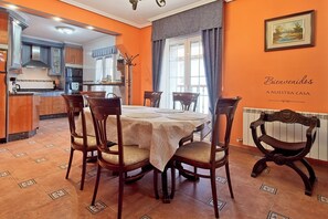 Dining - Holiday Home 'La Cuadra I I' with Mountain View, Shared Terrace and Wi-Fi (Leon)