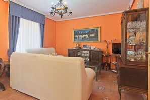 Interior - Holiday Home 'La Cuadra I I' with Mountain View, Shared Terrace and Wi-Fi (Leon)