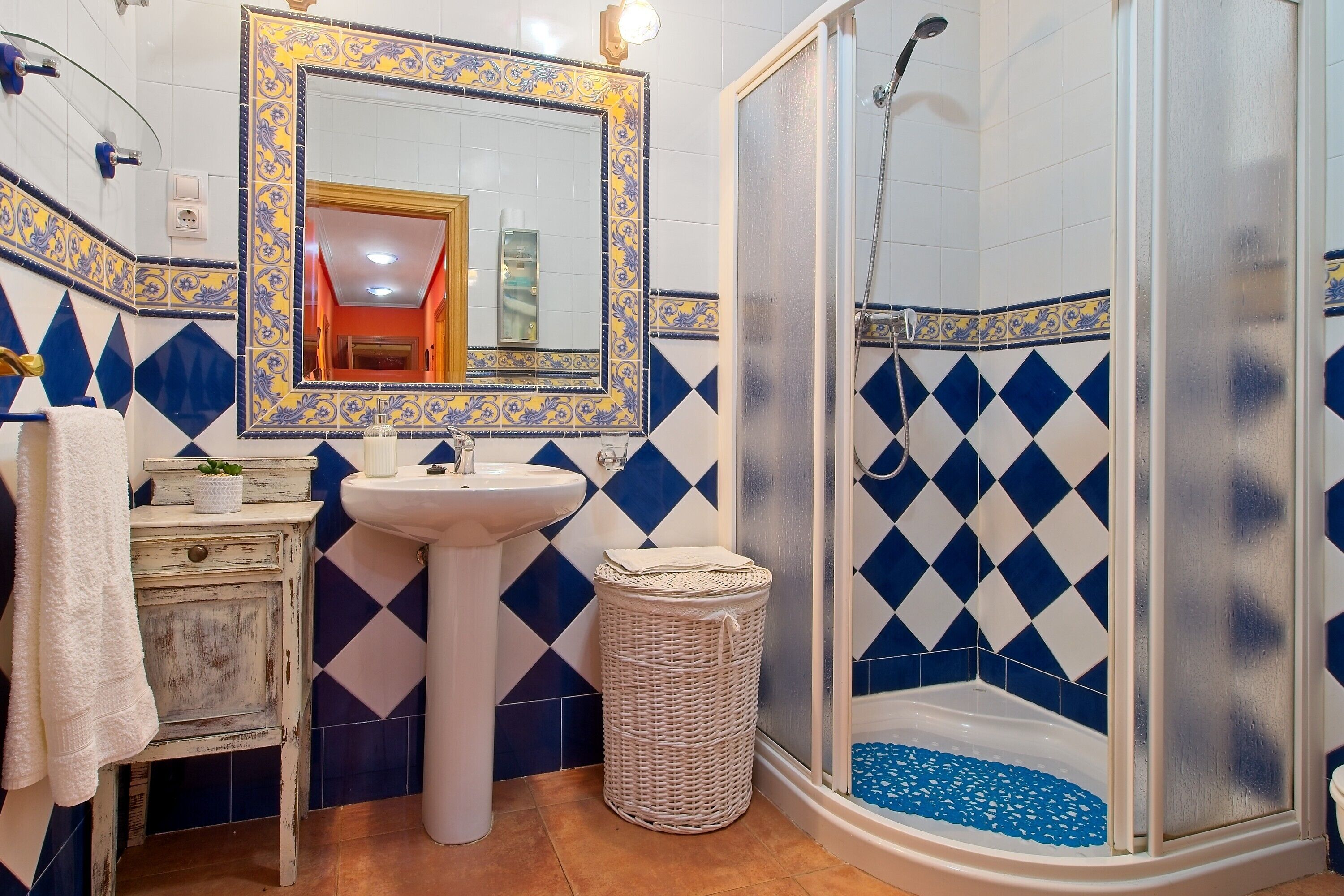 Een douche, een haardroger, handdoeken