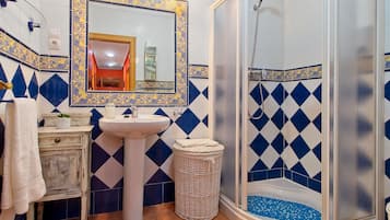 Een douche, een haardroger, handdoeken