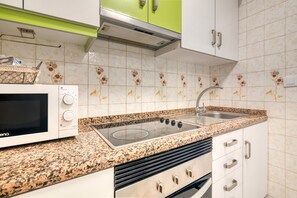 Frigorifero, microonde, forno, piano cottura