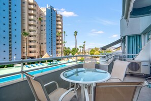 Outdoor dining - Apartment 'Aguamarina C' with Sea View, Wi-Fi and Air Conditioning (Calpe)