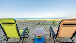 Two beach chairs facing a beach with a clear sky. - Holiday Home 'Coscienza' with Sea View, Wi-Fi and Air Conditioning (Palermo)